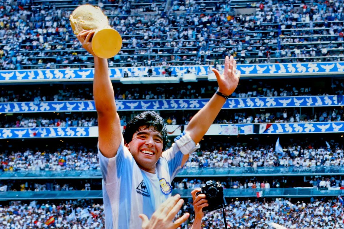 Diego Maradona with World Cup- Best Football Players Of All Time