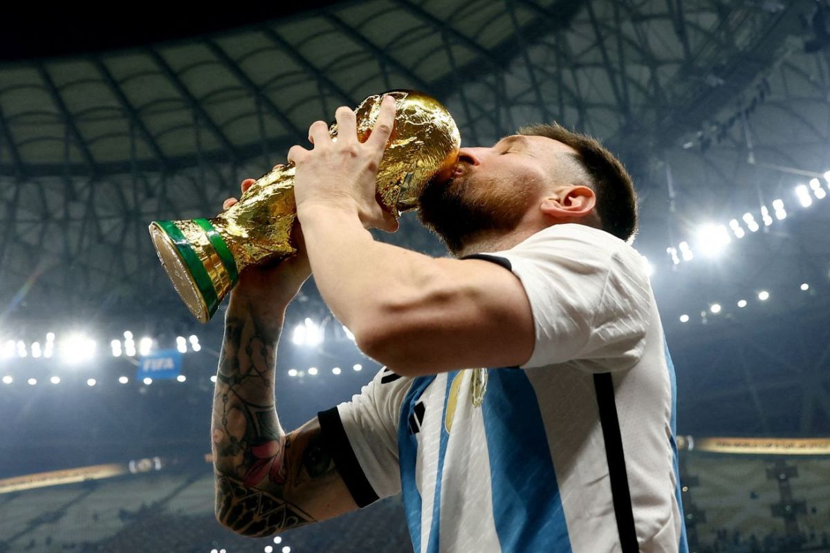 Messi with World Cup- Best Football Players Of All Time